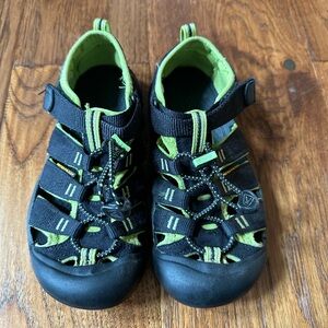 Keen Black and Green Sandals with Closed Toe and Bungee Lacing